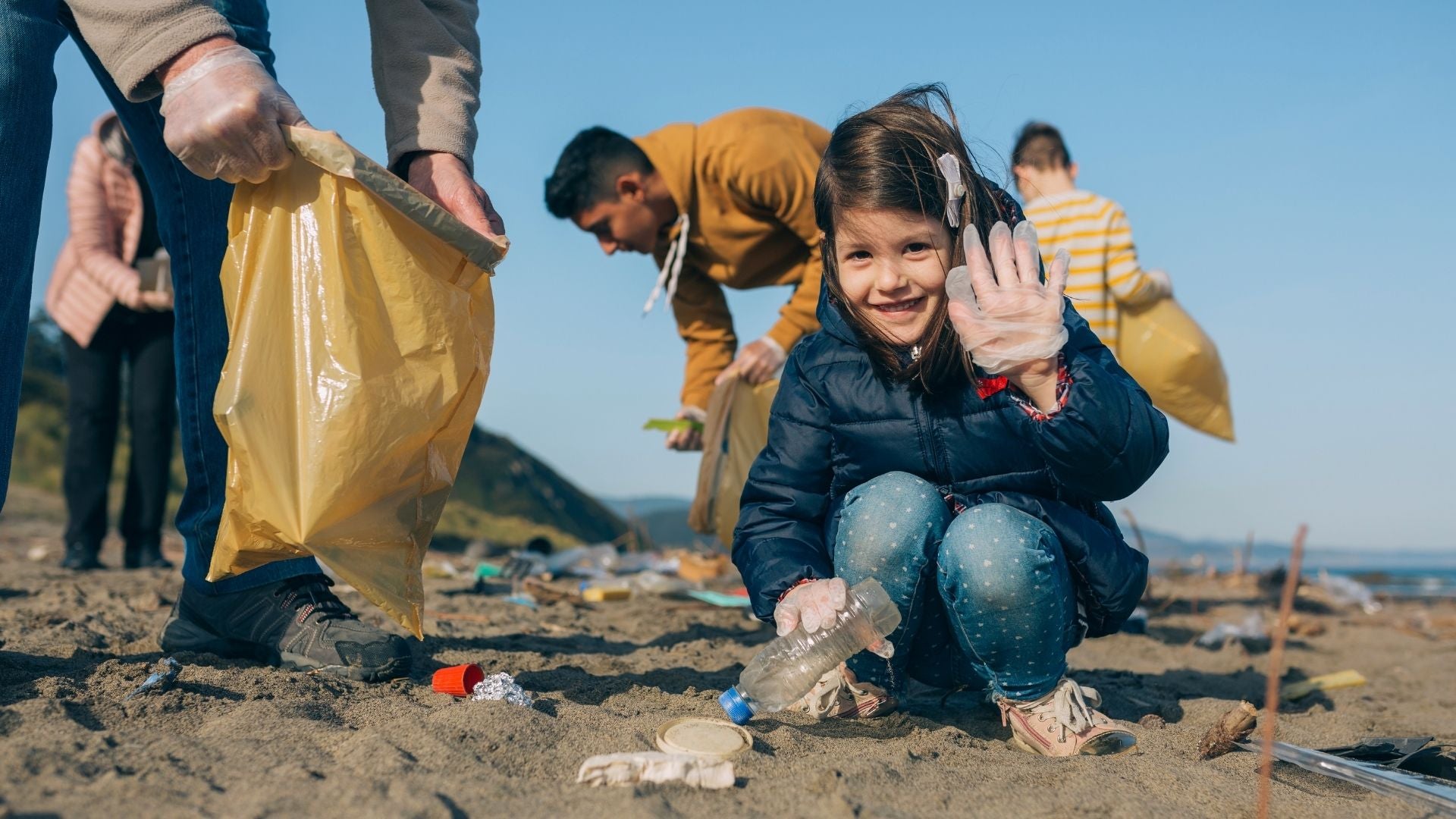 Kids cleaning up rubbish on the beach